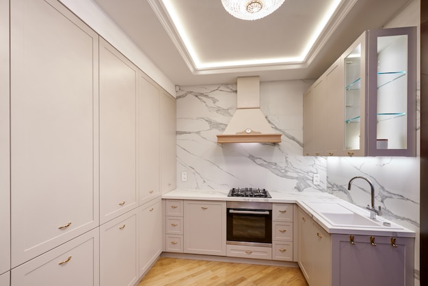 Interiore della cucina moderna con parete in marmo