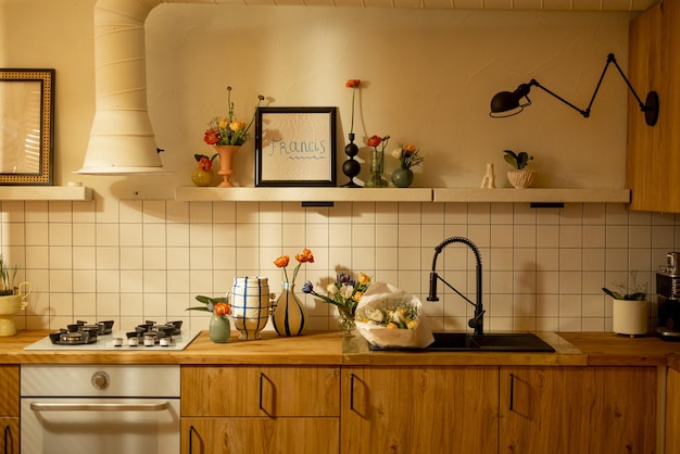 Interiore della cucina moderna decorato con fiori