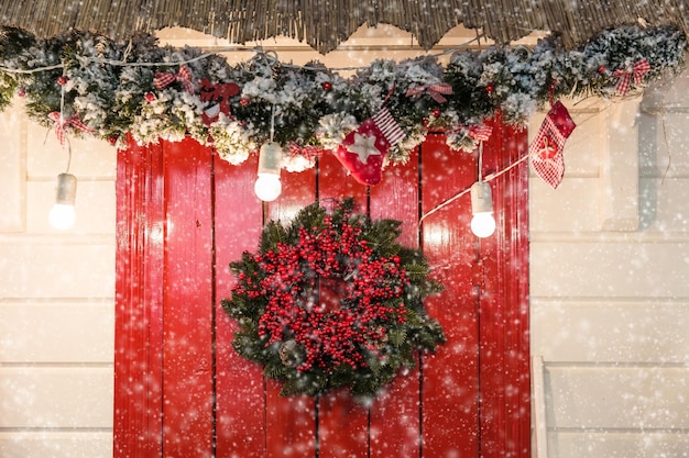 Interiore domestico accogliente del nuovo anno con l'albero di natale e le ghirlande