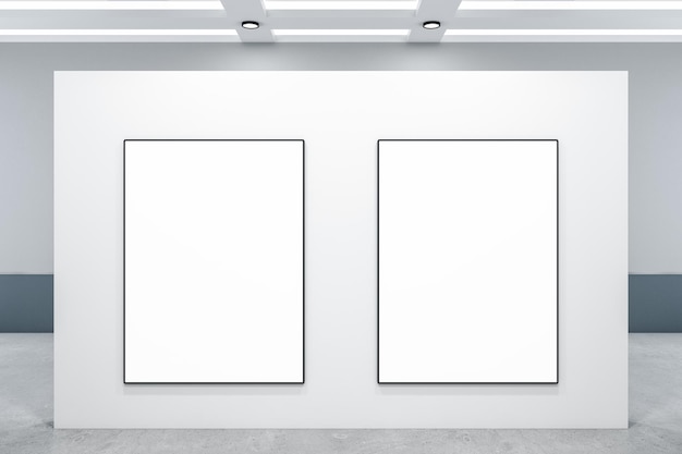 Interiore minimalista della galleria con due manifesti in bianco sulla parete