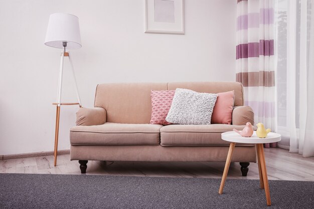 Interiore moderno del salone con un comodo divano