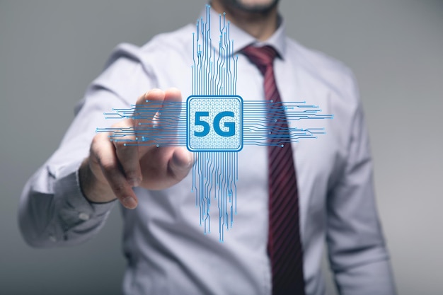 Internet 5G su un chip man che tocca lo schermo