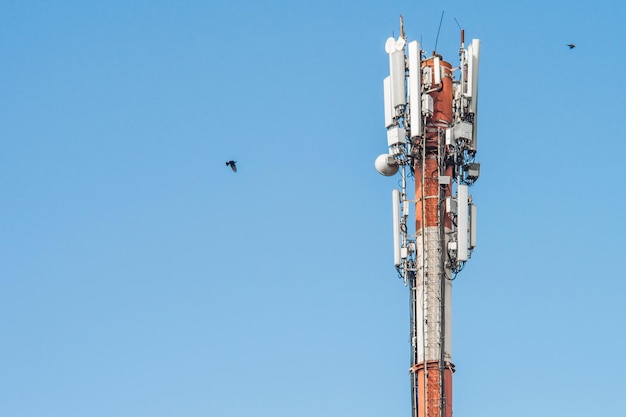 Internet di comunicazioni mobili e torre radio Primo piano della torre sullo sfondo dal cielo blu