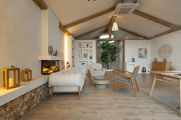 Interni accoglienti e caldi di una casa di campagna chic con finiture in legno a pianta aperta colori caldi e un focolare familiare