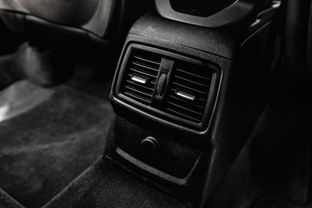 Interni auto con climatizzatori per sedili posteriori.
