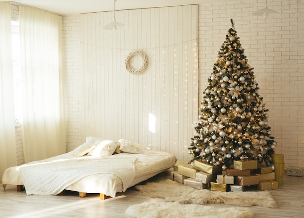 Interni decorati per Natale con molte luci e giocattoli