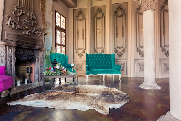 Interni di lusso vecchio custle. Ampio salone con colonne. bei mobili stilizzati in stile barocco