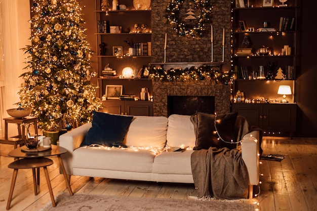 Interni di Natale nel soggiorno Divano bianco e l'albero di Natale