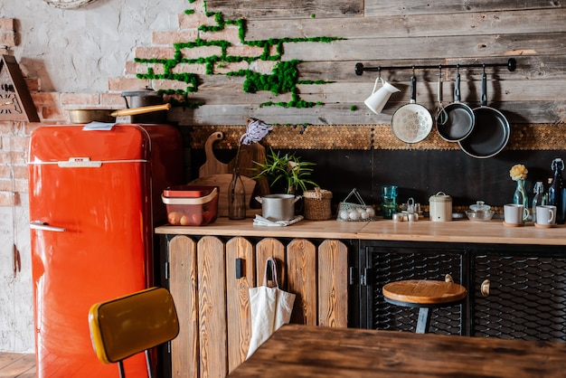 Interni e design della moderna cucina di casa in stile rustico.