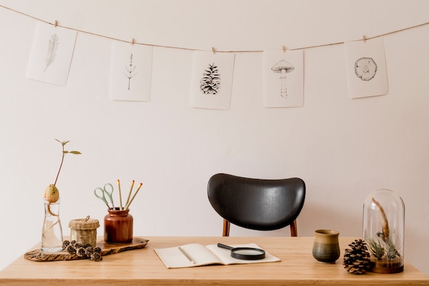 Interni eleganti dello spazio dell'ufficio domestico con scrivania in legno e decorazioni in rattan Decorazioni per la casa neutre