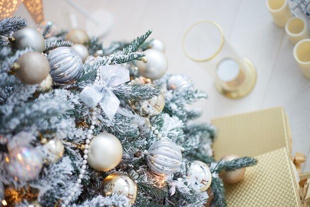 Interni eleganti di Capodanno nel soggiorno con albero di Natale, regali e decorazioni blu. Celebrare il Natale.