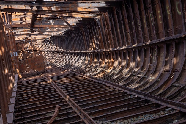 Interni fatiscenti e arrugginiti di una vecchia nave abbandonata