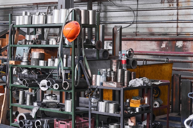 interni industriali con un deposito di prodotti in metallo e strumenti sugli scaffali in officina