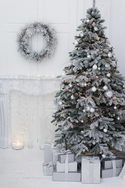 Interni luminosi con decorazioni per l'albero di Natale