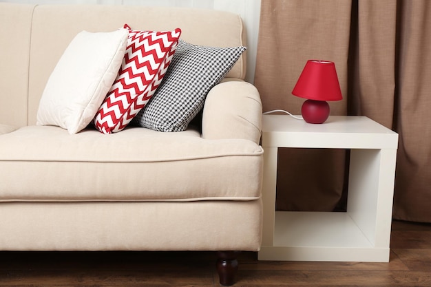 Interni moderni con comodo divano in camera