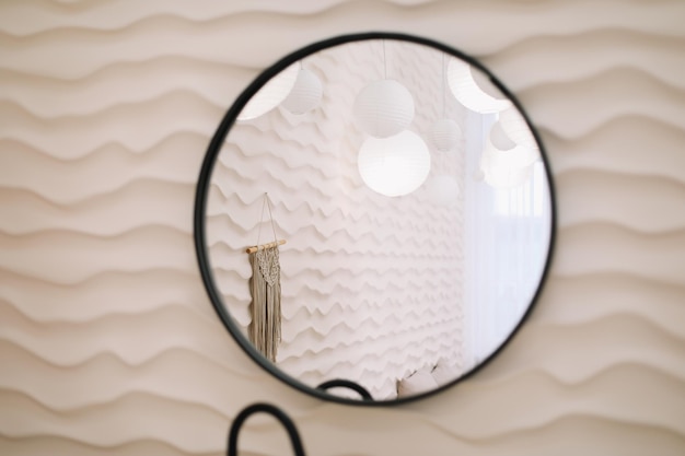 Interni moderni con elegante specchio rotondo da parete beige in una stanza accogliente copia spazio accessori eleganti in eleganti decorazioni per la casa