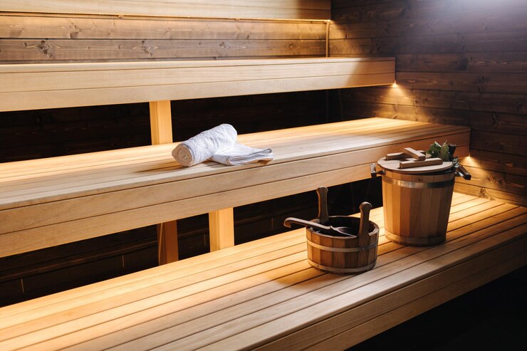 Interni moderni della cabina spa in legno vista della sauna finlandese vuota con vapore secco nuovo e fresco
