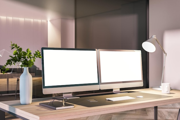 Interni moderni per ufficio con monitor per computer bianchi vuoti da scrivania e altri oggetti Mock up 3D Rendering