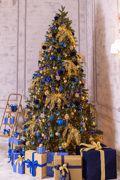 interni natalizi con camino ad albero e decorazioni