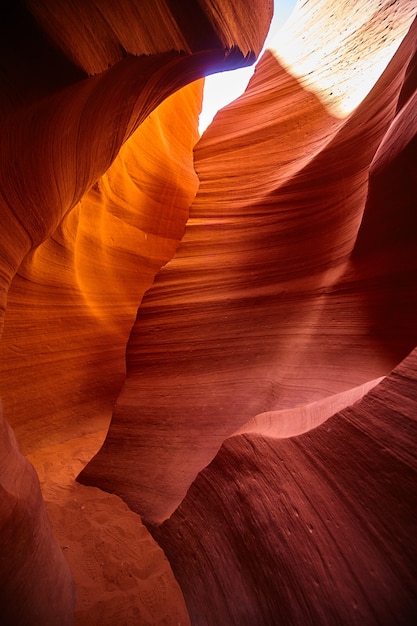 Interni scuri di un canyon arancione