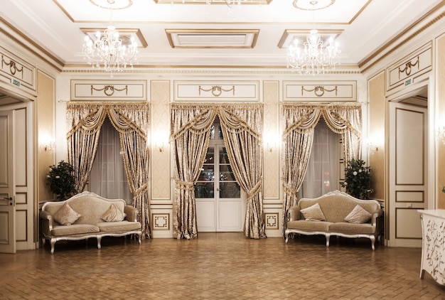 Interni vintage di lusso con uno stile aristocratico. Una stanza pomposa con finestre