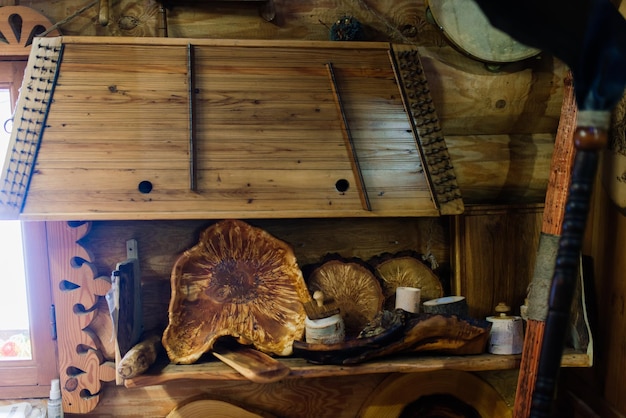 Interno antico di una casa rurale in parco etnografico. Vecchia stufa