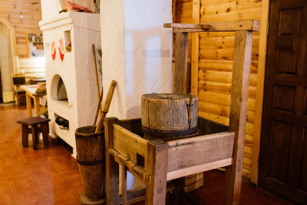 Interno antico di una casa rurale in parco etnografico. Vecchia stufa