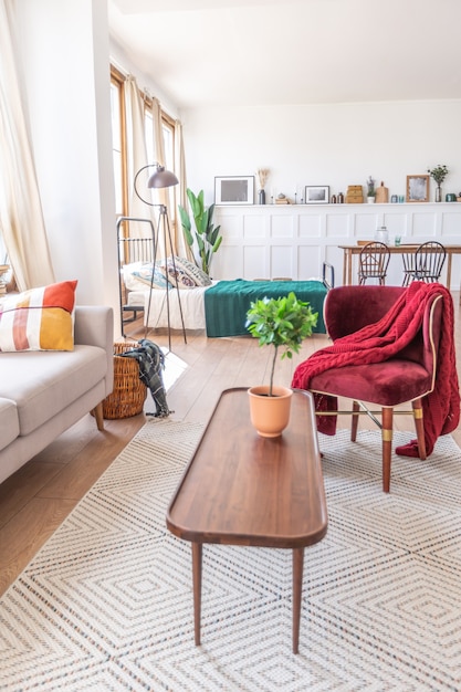 Interno appartamento monolocale vintage in colori chiari in vecchio stile