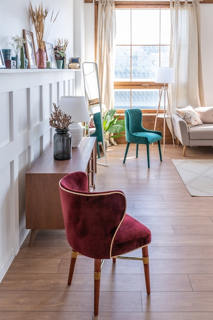 Interno appartamento monolocale vintage in colori chiari in vecchio stile