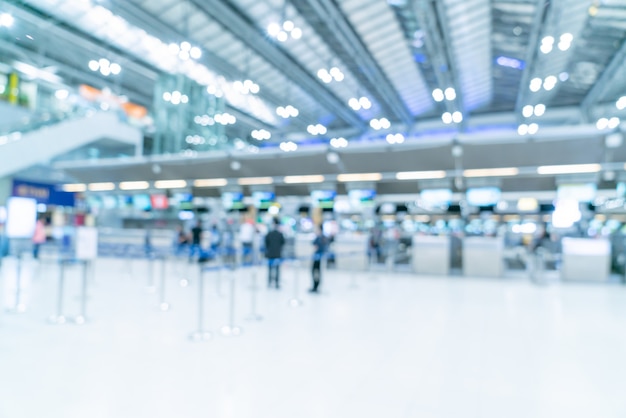 Interno astratto del terminale di aeroporto della sfuocatura