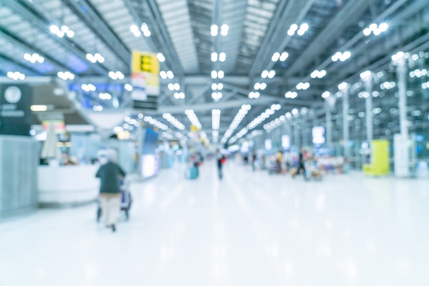 Interno astratto del terminale di aeroporto della sfuocatura