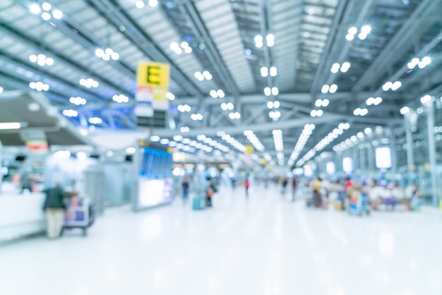 Interno astratto del terminale di aeroporto della sfuocatura