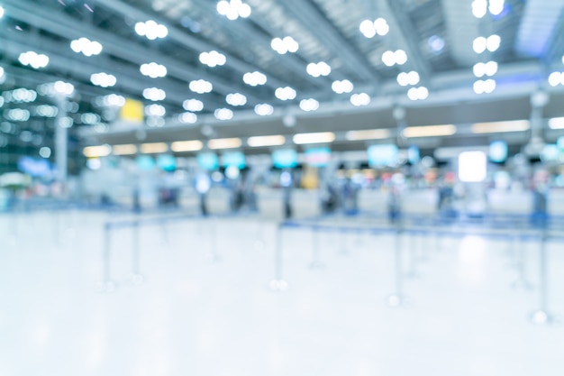 Interno astratto del terminale di aeroporto della sfuocatura