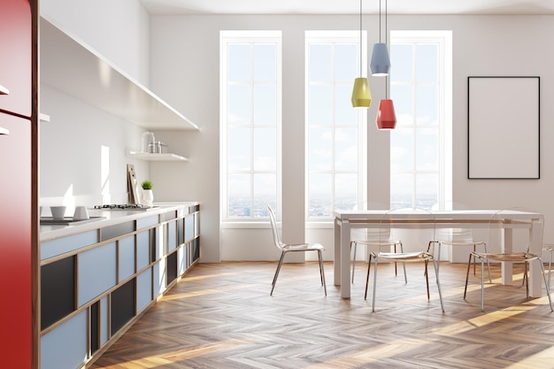 Interno bianco della cucina con pavimento in legno, una grande finestra, controsoffitti blu e neri e un tavolo con sedie. Una vista laterale. Un rendering 3d poster, mock up