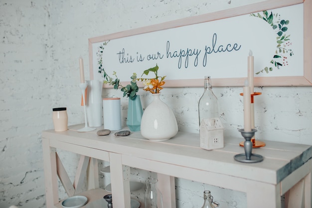 Interno bianco della sala da pranzo. Mensola bianca con decorazioni diverse.