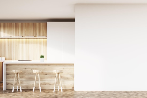 Interno cucina in legno chiaro con frammenti di pareti bianche. C'è un bar e tre sgabelli. rappresentazione 3d. Modello.