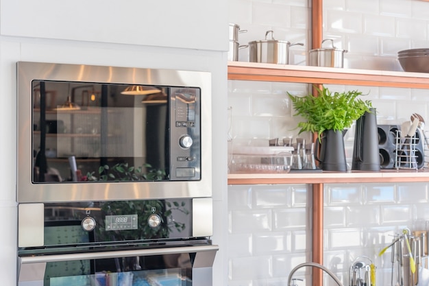 Interno cucina moderna con nuovo forno