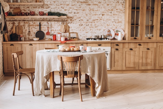 Interno cucina vintage con mobili in legno