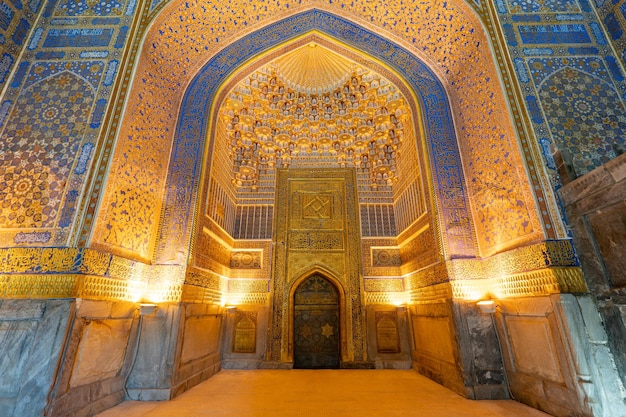 Interno degli interni decorati della madrasa Registan Tilya Kori Madrasa mosaico sfondo design di piastrelle di ceramica nella città di Samarcanda, Uzbekistan