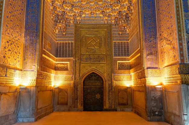 Interno degli interni decorati della madrasa Registan Tilya Kori Madrasa mosaico sfondo design di piastrelle di ceramica nella città di Samarcanda, Uzbekistan