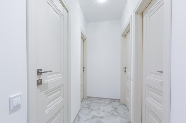 Interno dei corridoi in un grande appartamento con pareti bianche
