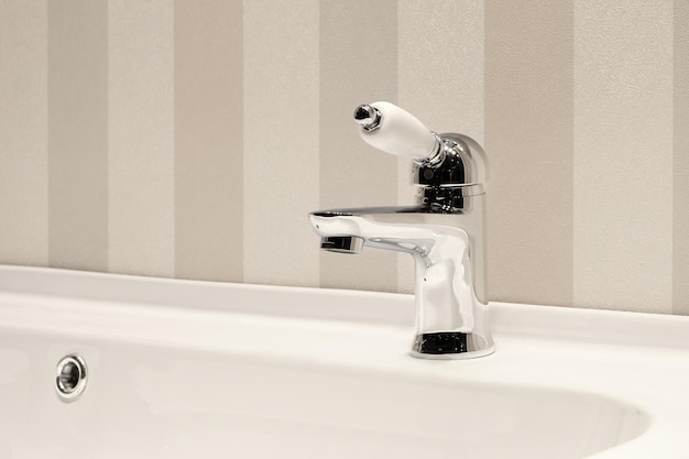 Interno del bagno classico retrò, pulito, luminoso ed elegante, bagno moderno di design