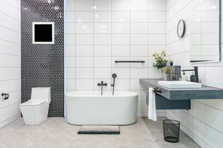 Foto interno del bagno con doccia e illuminazione minimalistiche