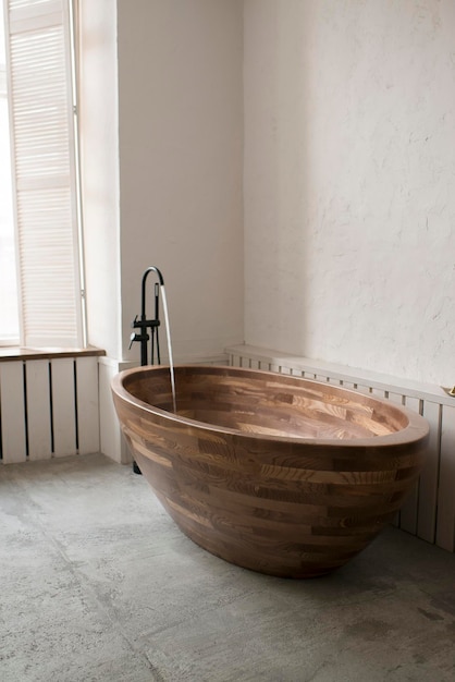 Interno del bagno con vasca in legno