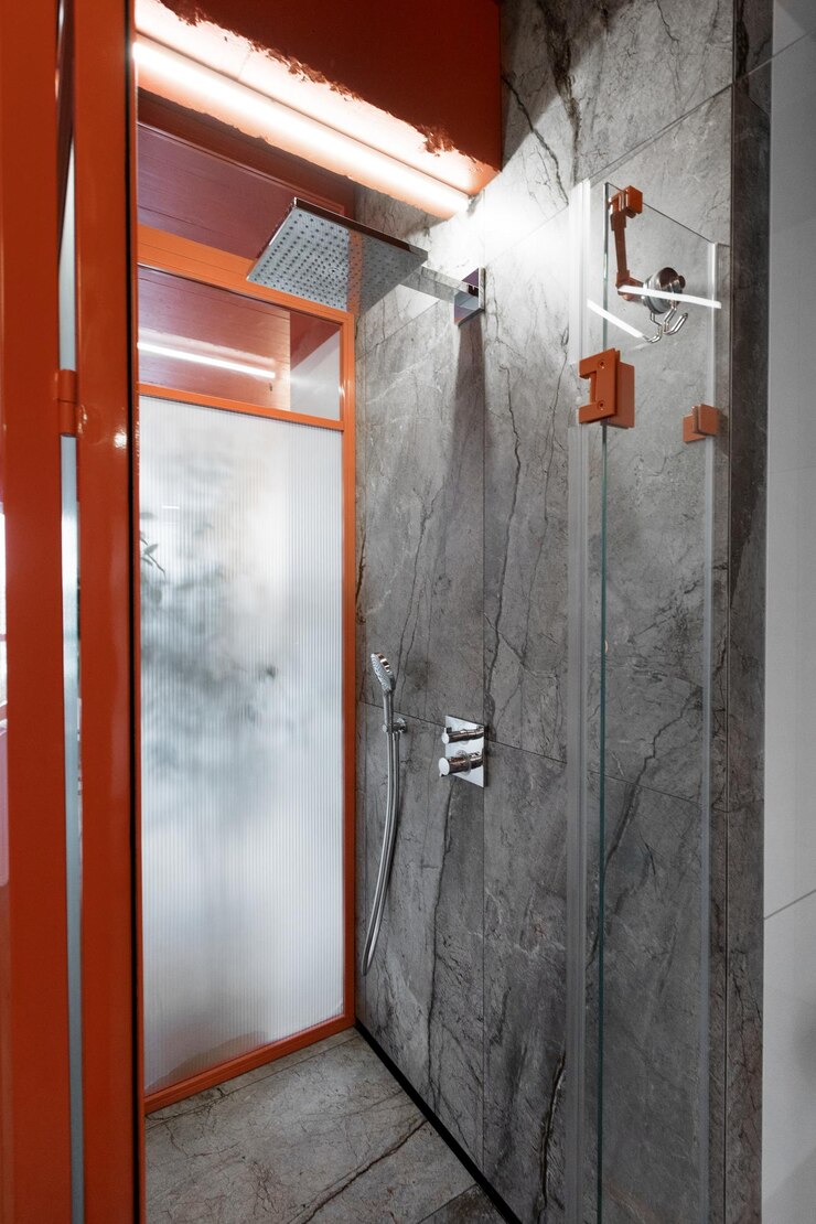 Interno del bagno di colore rosso
