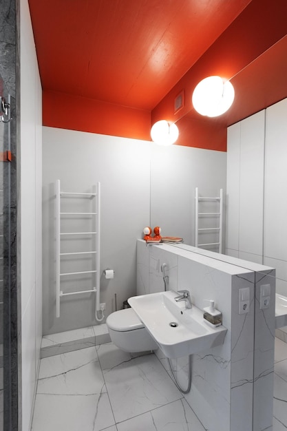 Interno del bagno di colore rosso