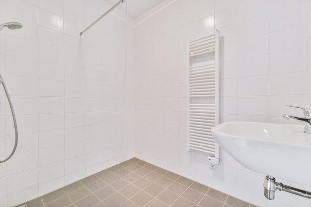 Interno del bagno in colori chiari e scuri in una casa moderna