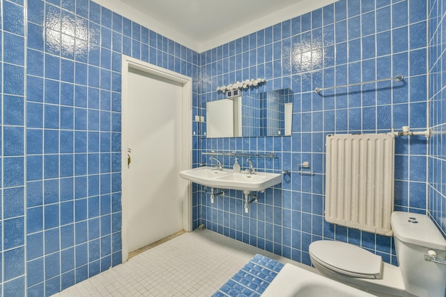 Interno del bagno moderno con vasca