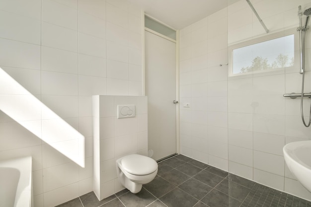 Interno del bagno moderno con vasca