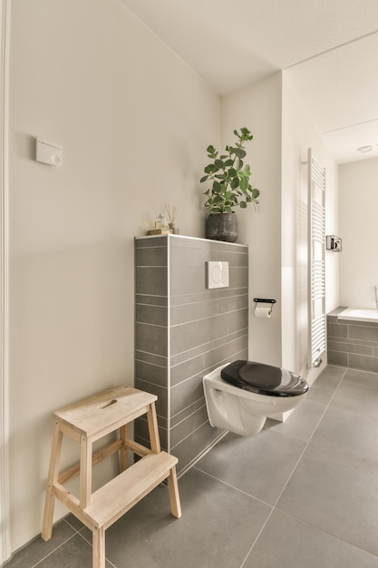 Interno del bagno moderno leggero